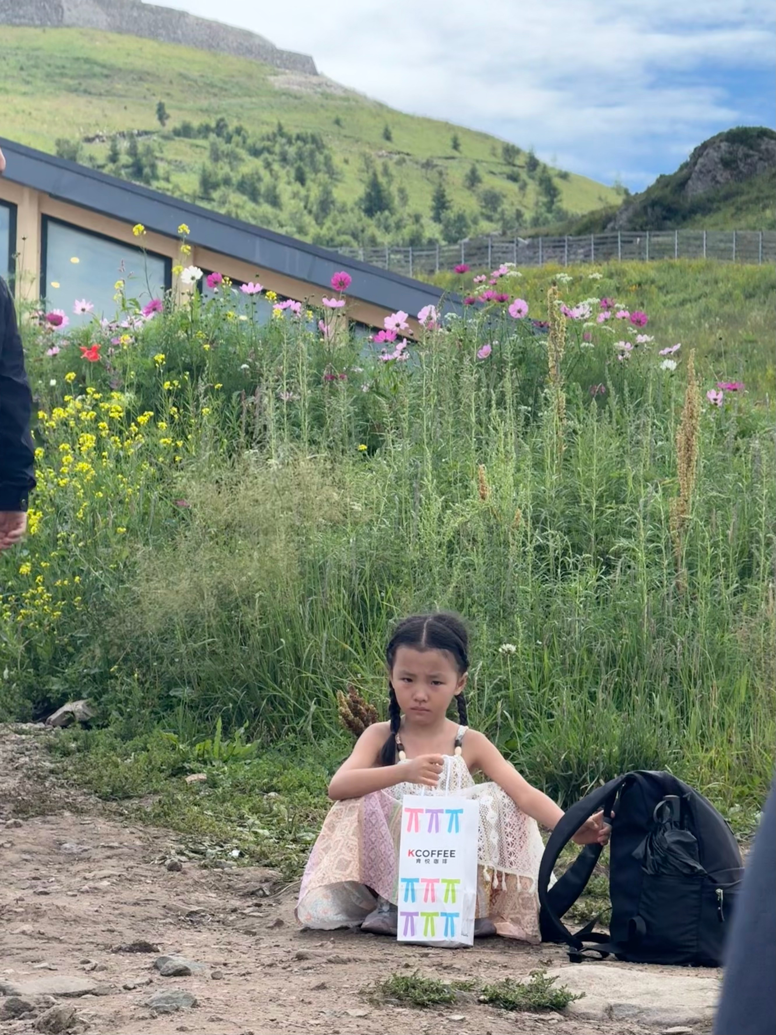 哈哈哈哈哈👧🏻拒绝参与我们的拍照活动，我和爸爸互相拍照打卡，安排她看包，拍完