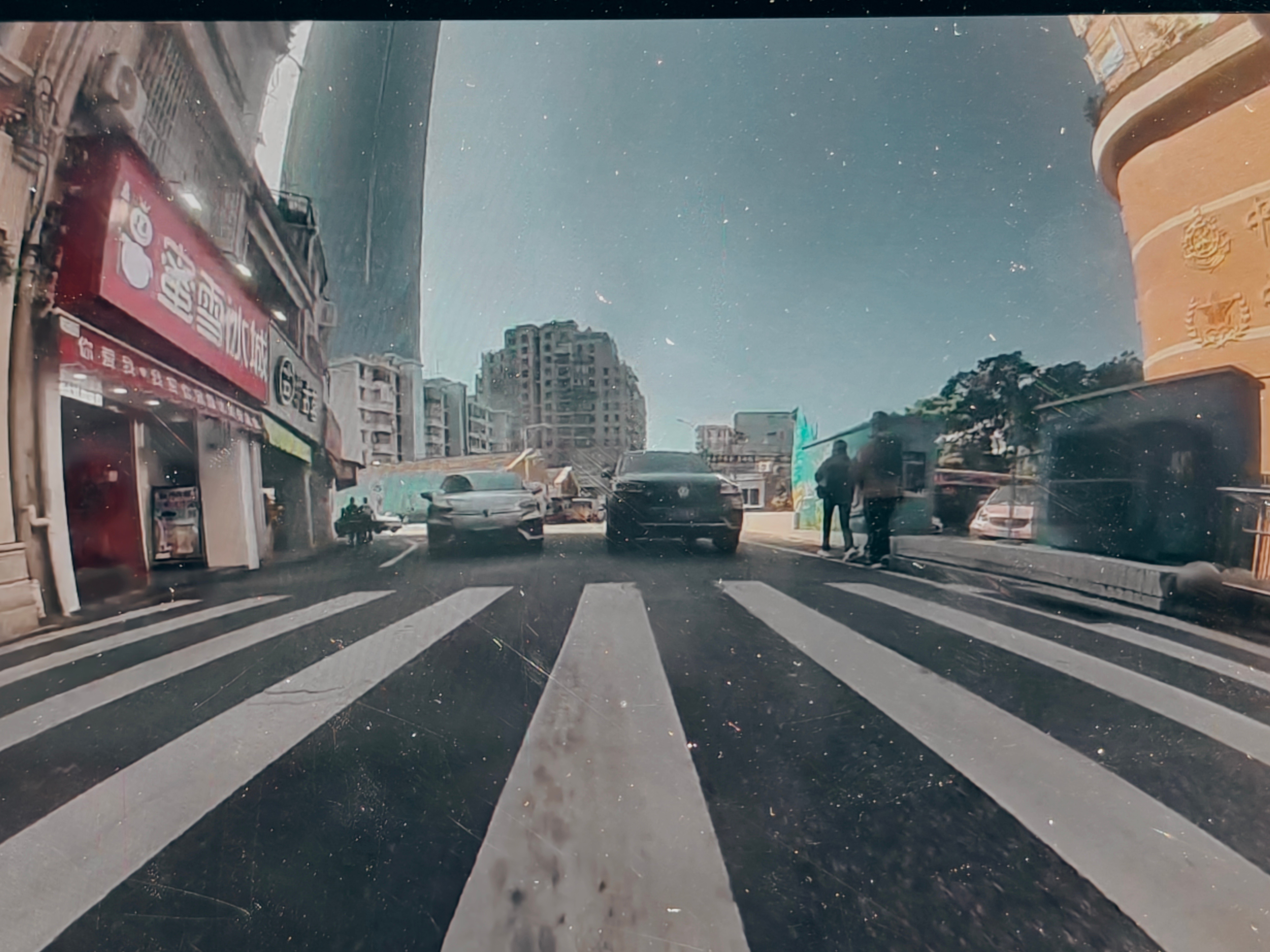 遇到个大众suv一直在我后面一直滴滴滴，前面一堆人行道很多人都在走，他在那边赶时