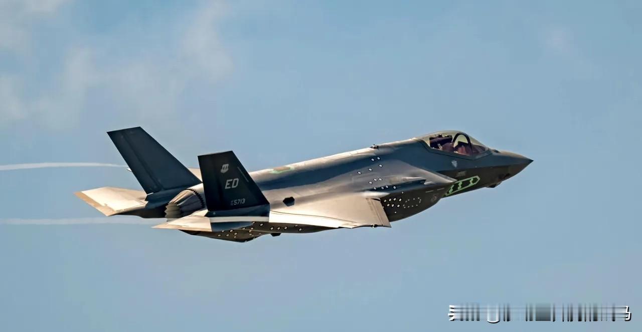 基于最新搜救进展和F-35系列战机的事故背景，我将以真实信息为支撑，融入人物故事