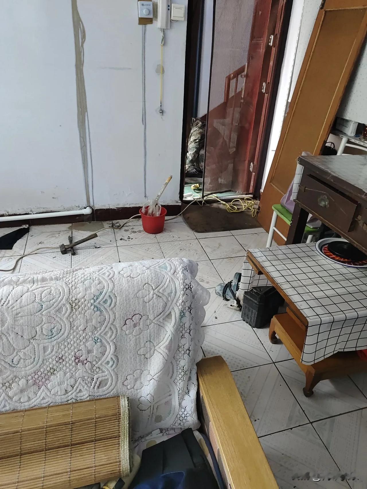 早几天预约了今天暖气改造。昨天晚上老公说，干活的八点来，咱八点之前吃过早饭等他。