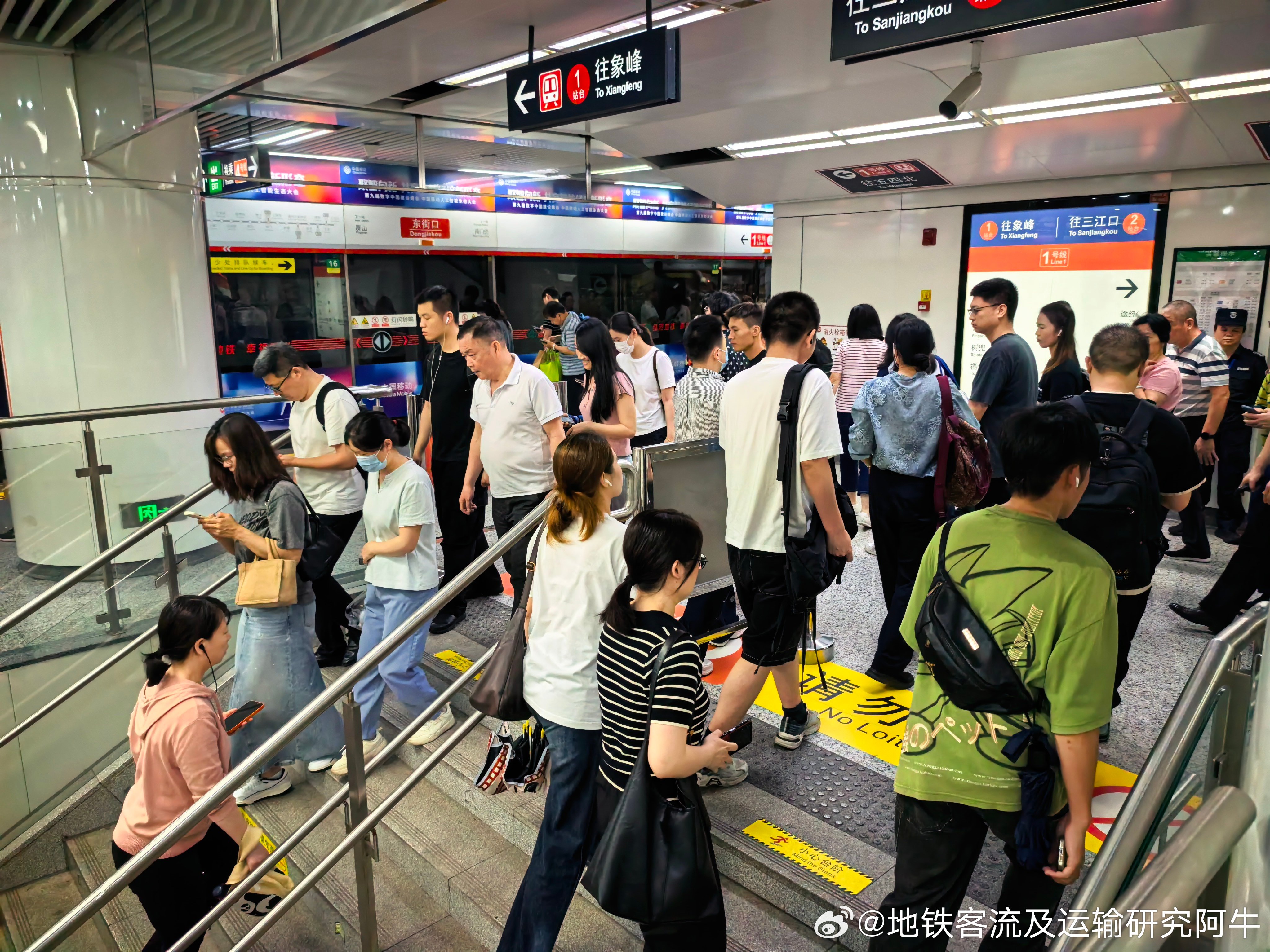 福州地铁投稿，今日（2026-05-22，周五，闷热）福州地铁晚高峰情况。17: