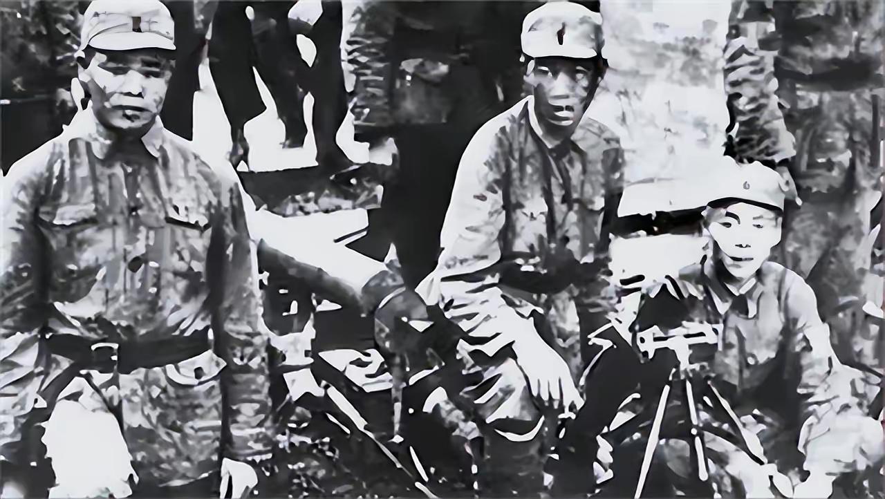 1943年，深夜宿营，全队熟睡，唯副队长张季伦独饮守夜。突然枪响——日军已摸到山