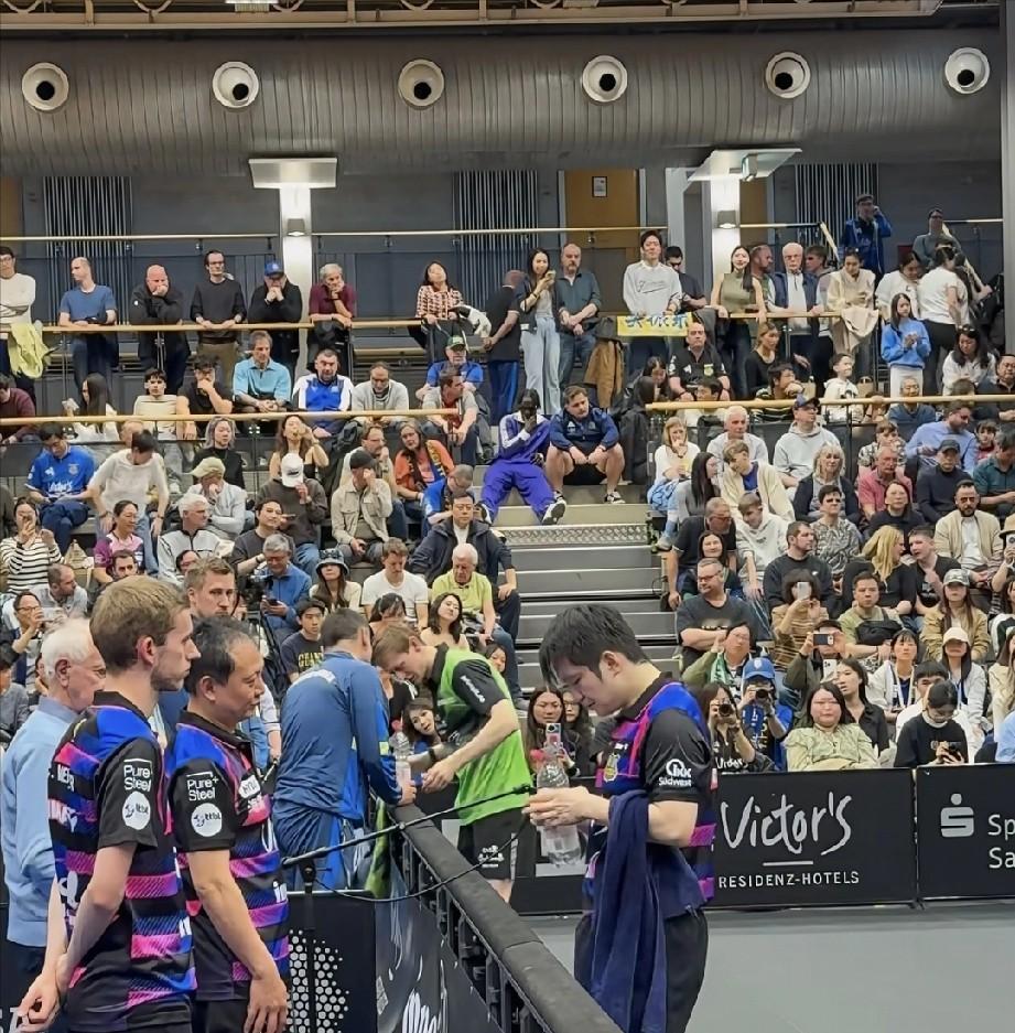 王志教练这是有多么的不舍，
眼睛焊死在了樊振东身上，
生怕错过了任何一个细节，