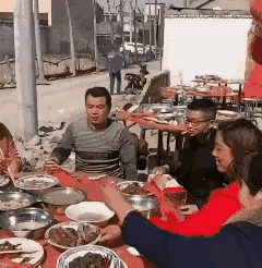 这是八辈子没吃过烧鸡吗？丢人丢到姥姥家去了！

说起农村的流水大席，很多人都印象