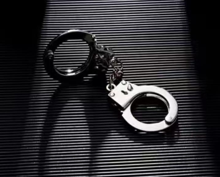 这合理吗？内蒙古赤峰，一男子提刀串门，准备将小时候欺负过他的邻居杀死，然后自杀，