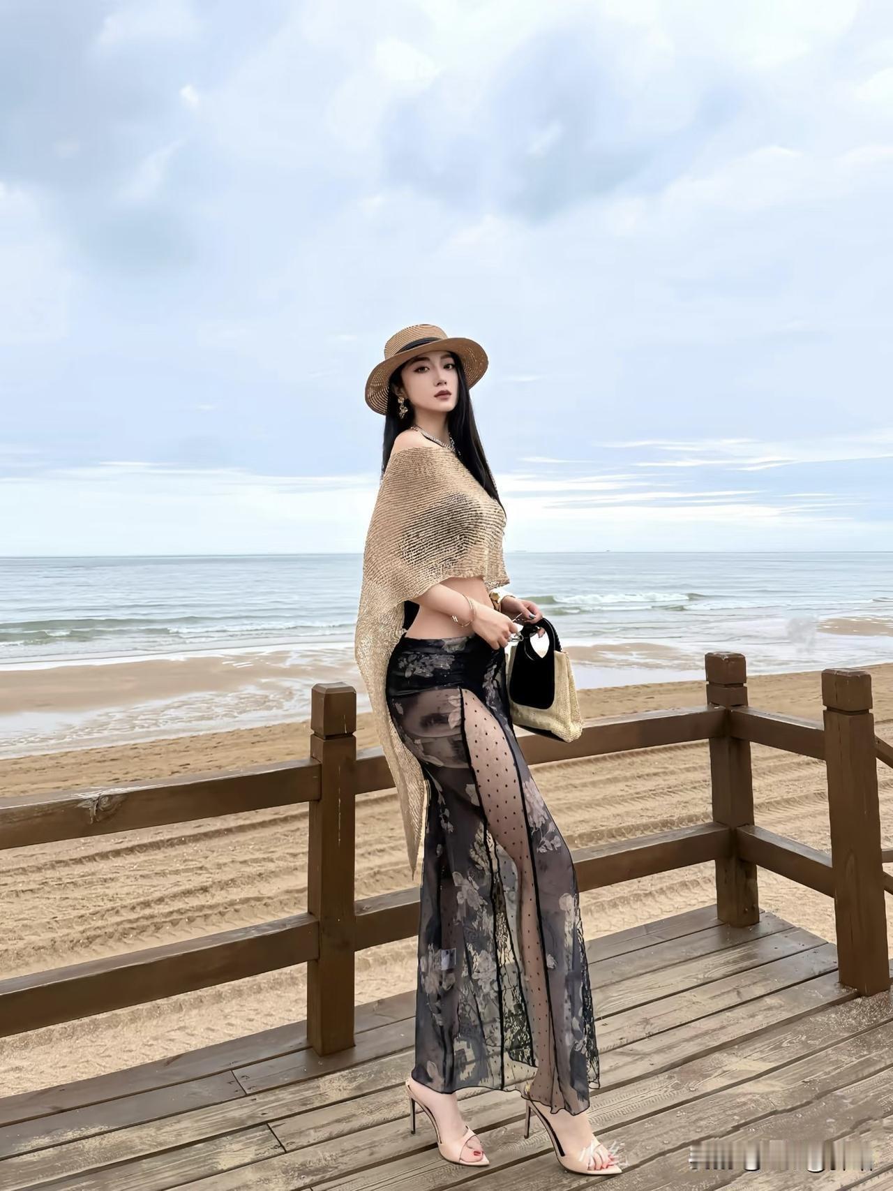 海边度假风穿搭，草帽+透视长裙，轻松自在！🌊👗👒
