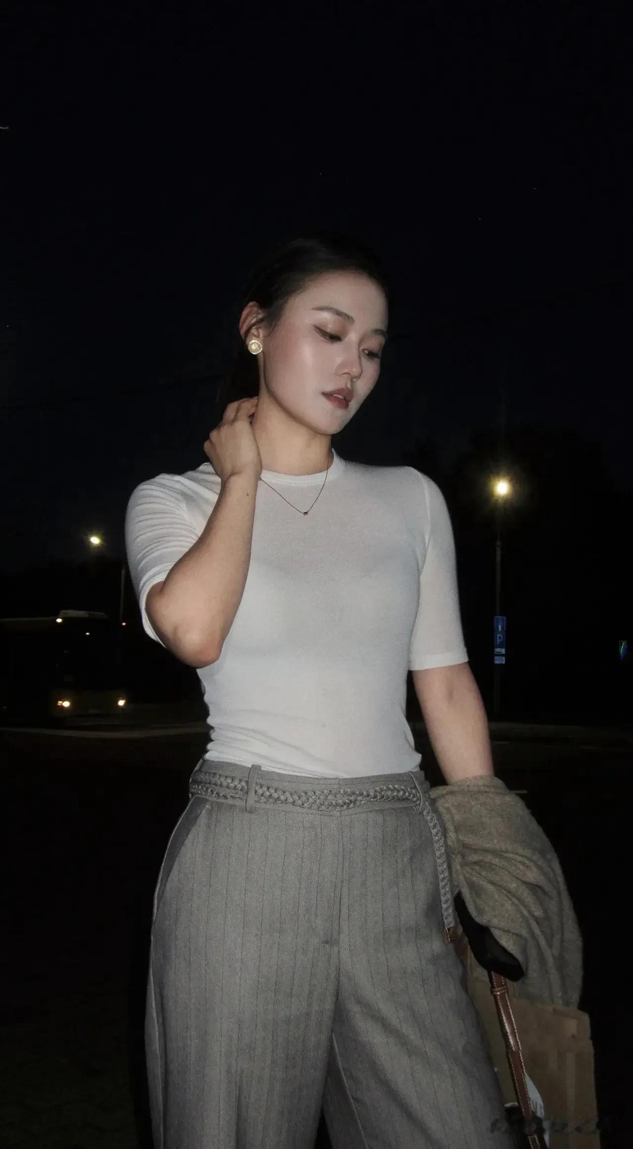 夜风轻吻肌肤，  
霓虹勾勒魅影，  
每一秒都藏着心跳的节奏。  
不是白天，
