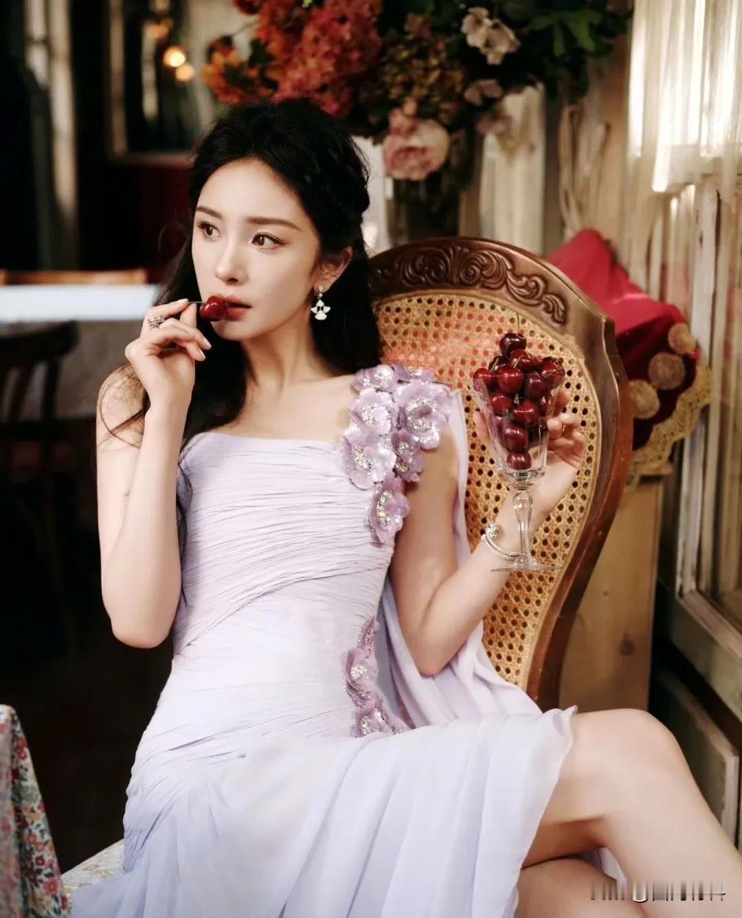 杨幂的摄影师被炮轰了[笑哭]！
生图把精修图秒了，这是什么感觉？
摄影师拍的各种