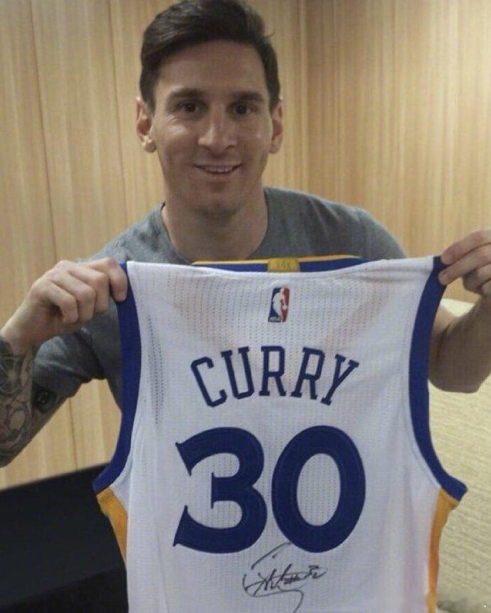 梅西谈詹库 勇士官博更新ins动态，晒出梅西手举库里球衣的照片，并发布梅西谈到G