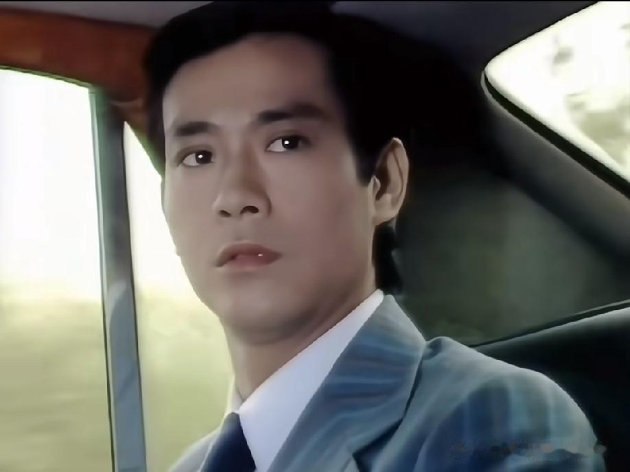 郑少秋堪称全能型艺人，能唱能跳能演能武，玉树临风潇洒倜傥，神颜出众仪态绝佳，这般