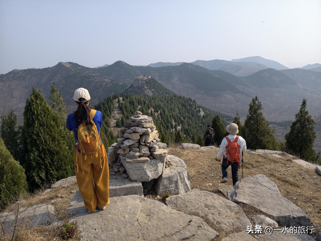 劈山，位于青州城南6公里，主峰海拔546米，由劈峰、神龟峰、人中峰、佛鼻峰四峰组