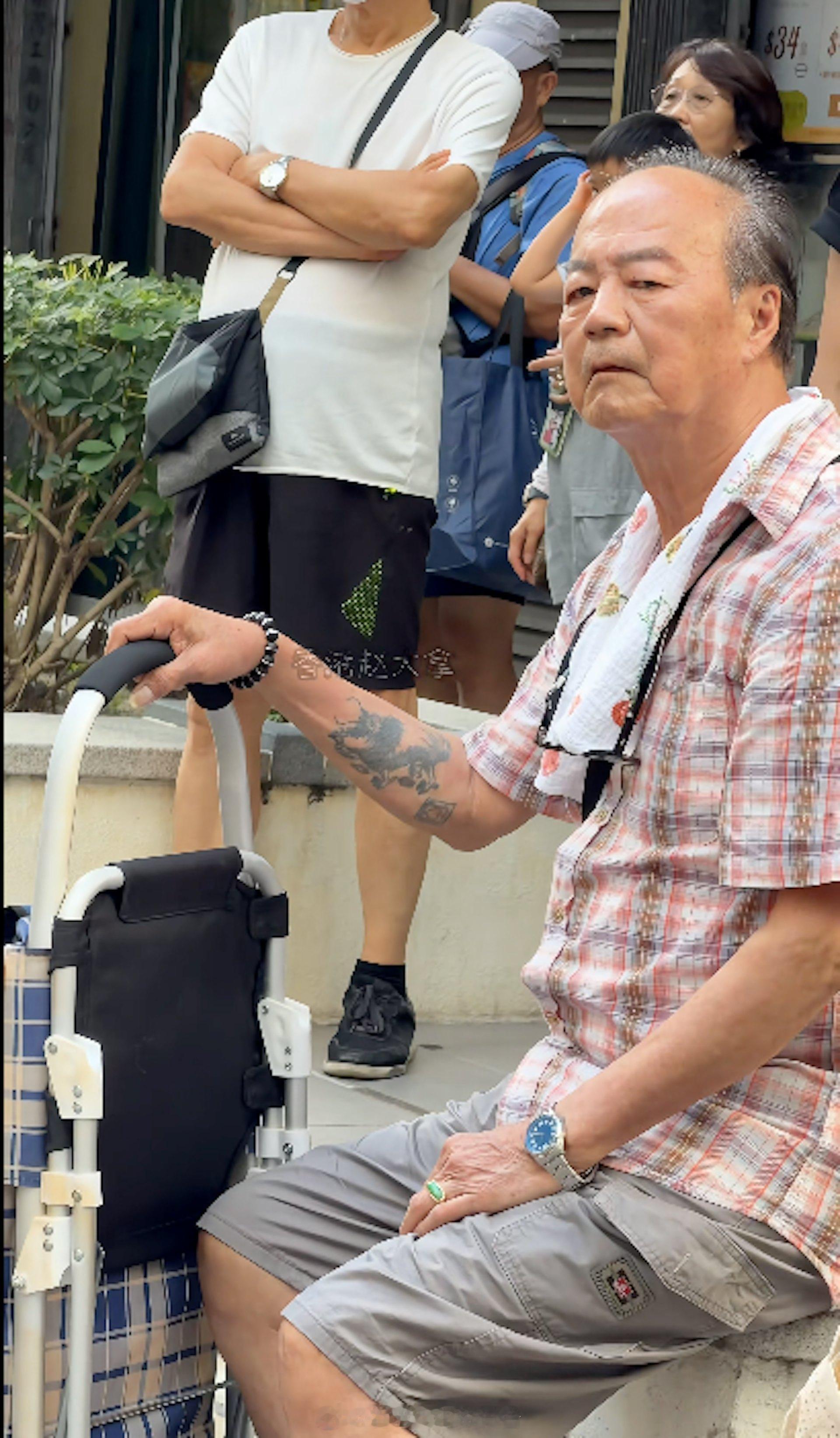 79岁狄龙独自逛超市买菜，身形挺拔毫无老态，低调接地气尽显大侠风骨昔日邵氏经典武