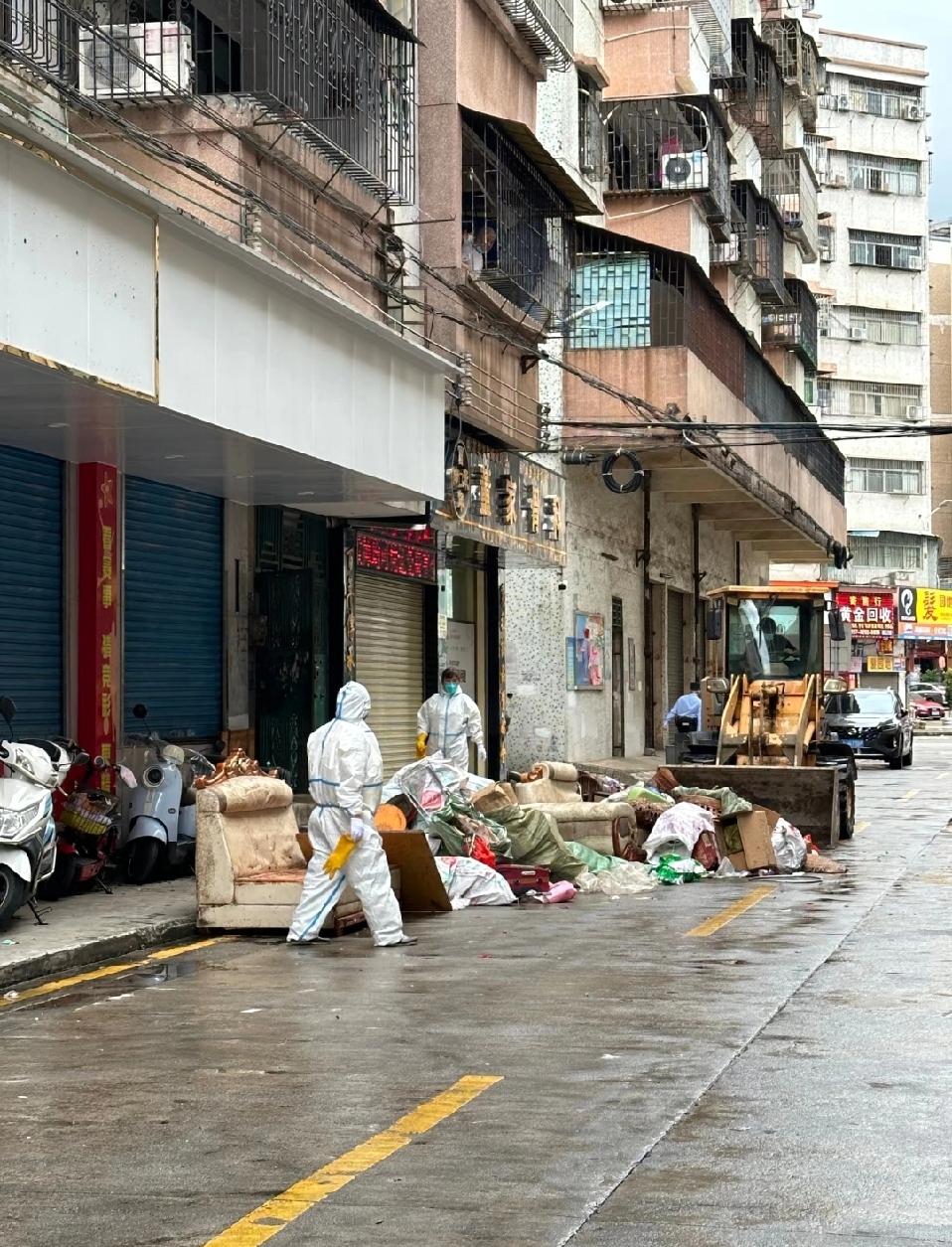 出门以为回到新冠时期！
 
出门被防护服大军和推土机吓一跳，还以为新冠又杀回来了