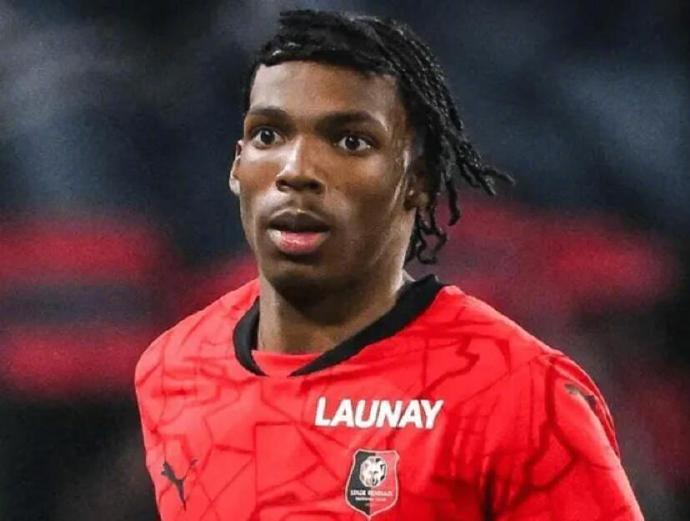 法甲雷恩这俱乐部有点意思，目前一线队就剩下勒保罗、恩博罗这两位前锋了，雷恩这家俱