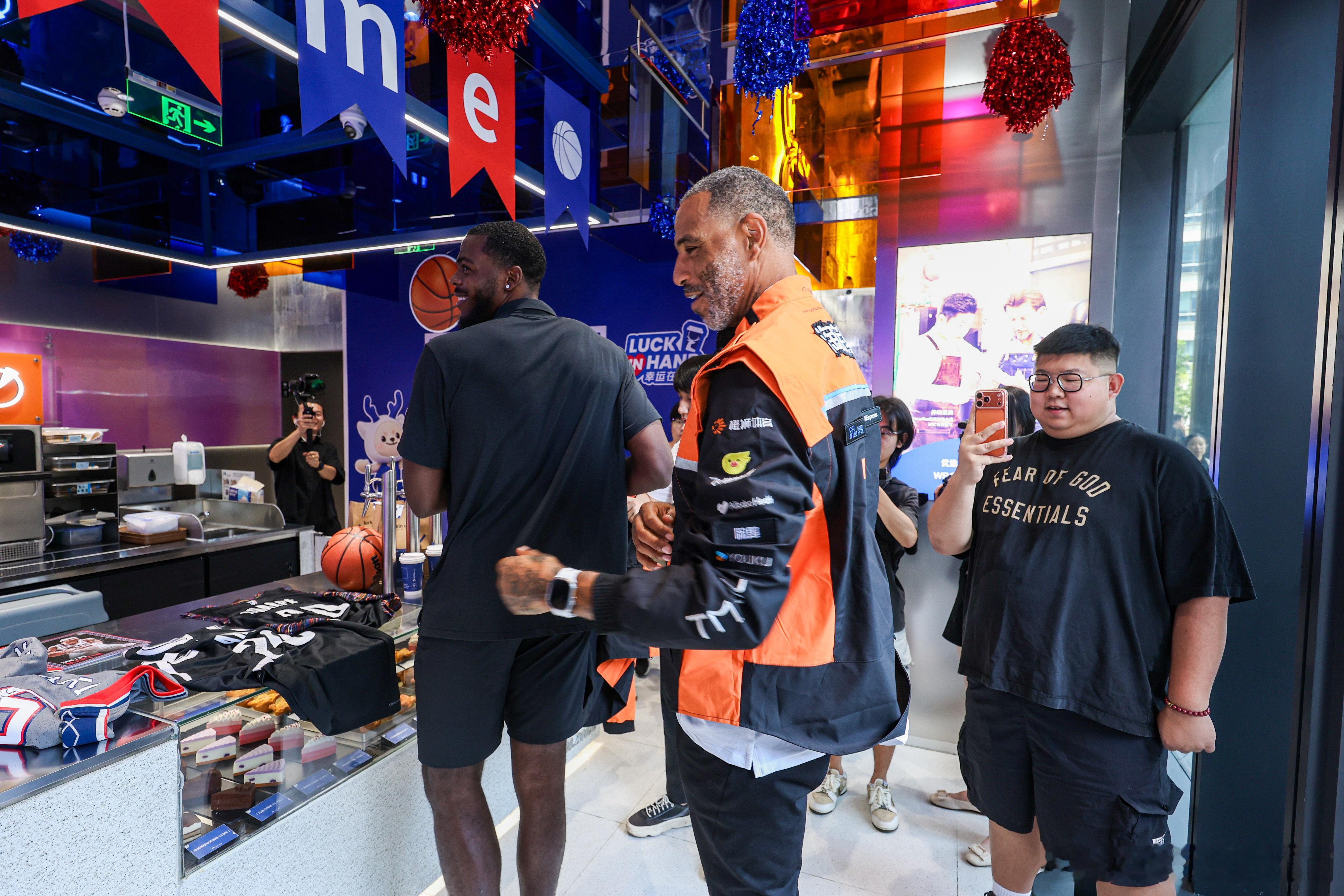 NBA球星被淘宝闪购外卖员秀到了   现场布置了超多趣味互动装置，普通路人也能参
