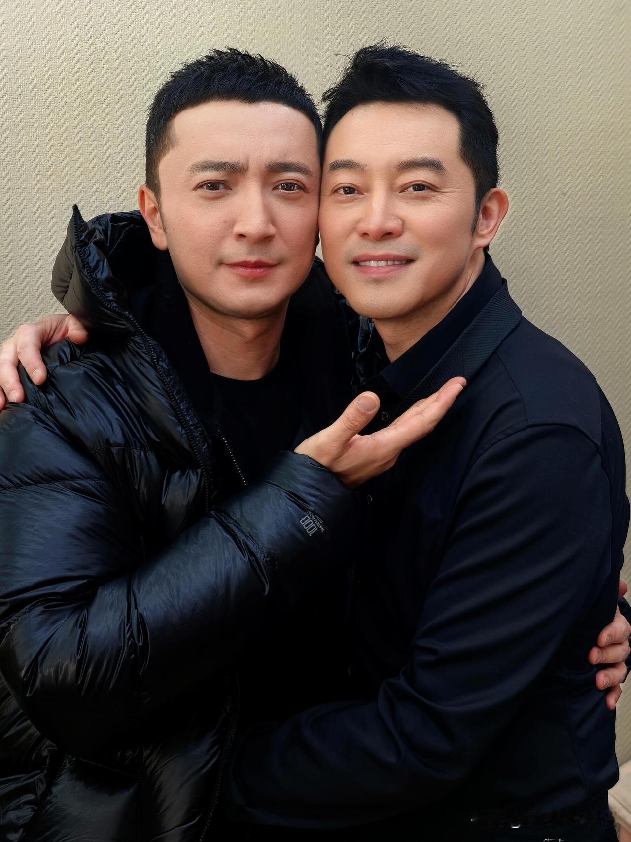 2月15日，央视主持人尼格买提复刻沙溢与沈腾的杂志写真合照，笑死我了。从图中可以