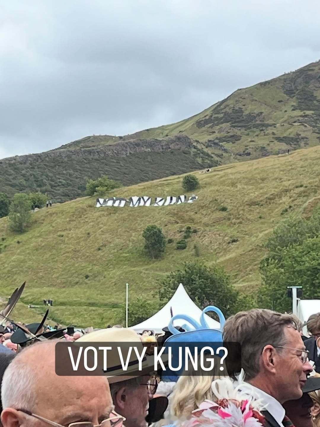 我就说呢，怎么没人注意门口那一小群黄色家伙们了，没想到还有一些人甚至爬上荷里路德