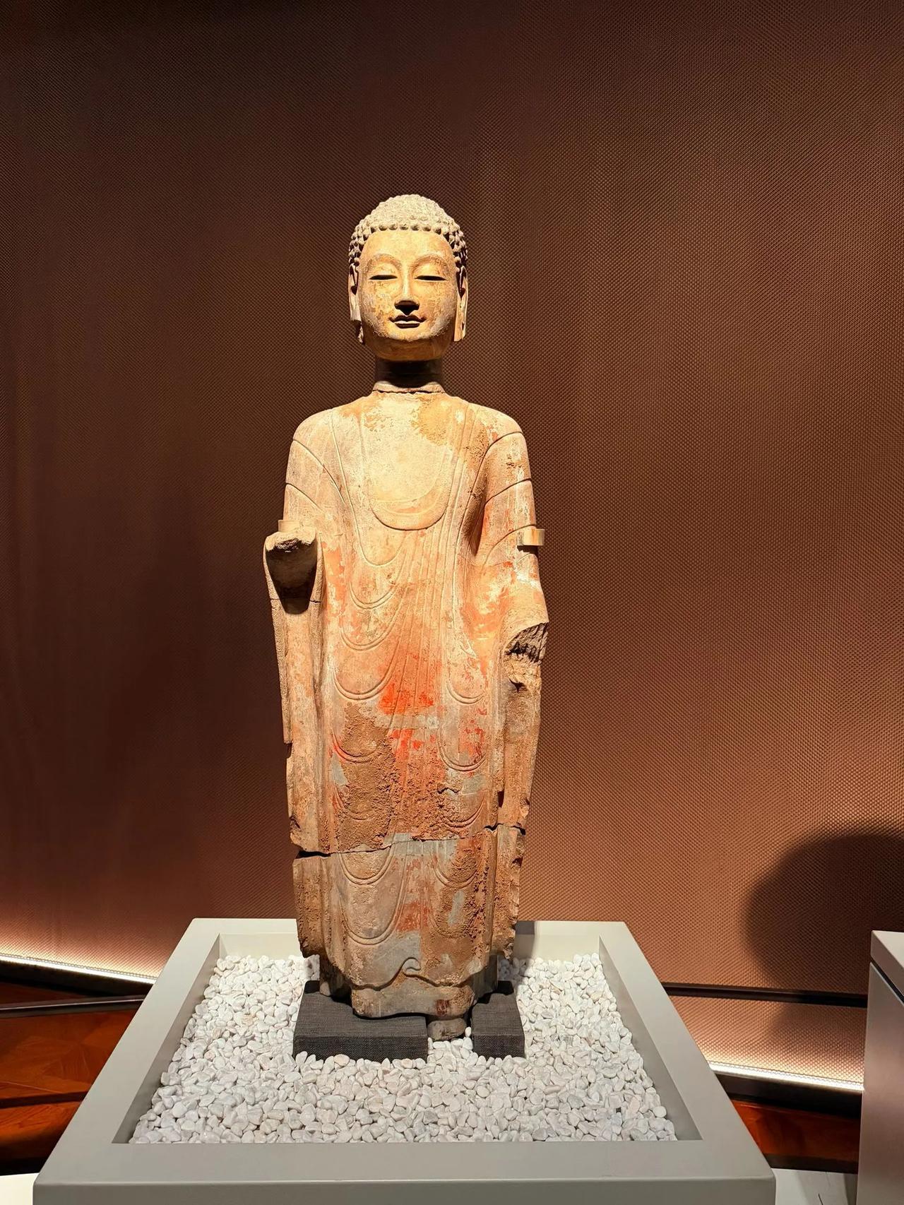 北齐遗存的石雕佛像，距今已有约1500年历史。
1996年青州龙兴寺遗址，一次性