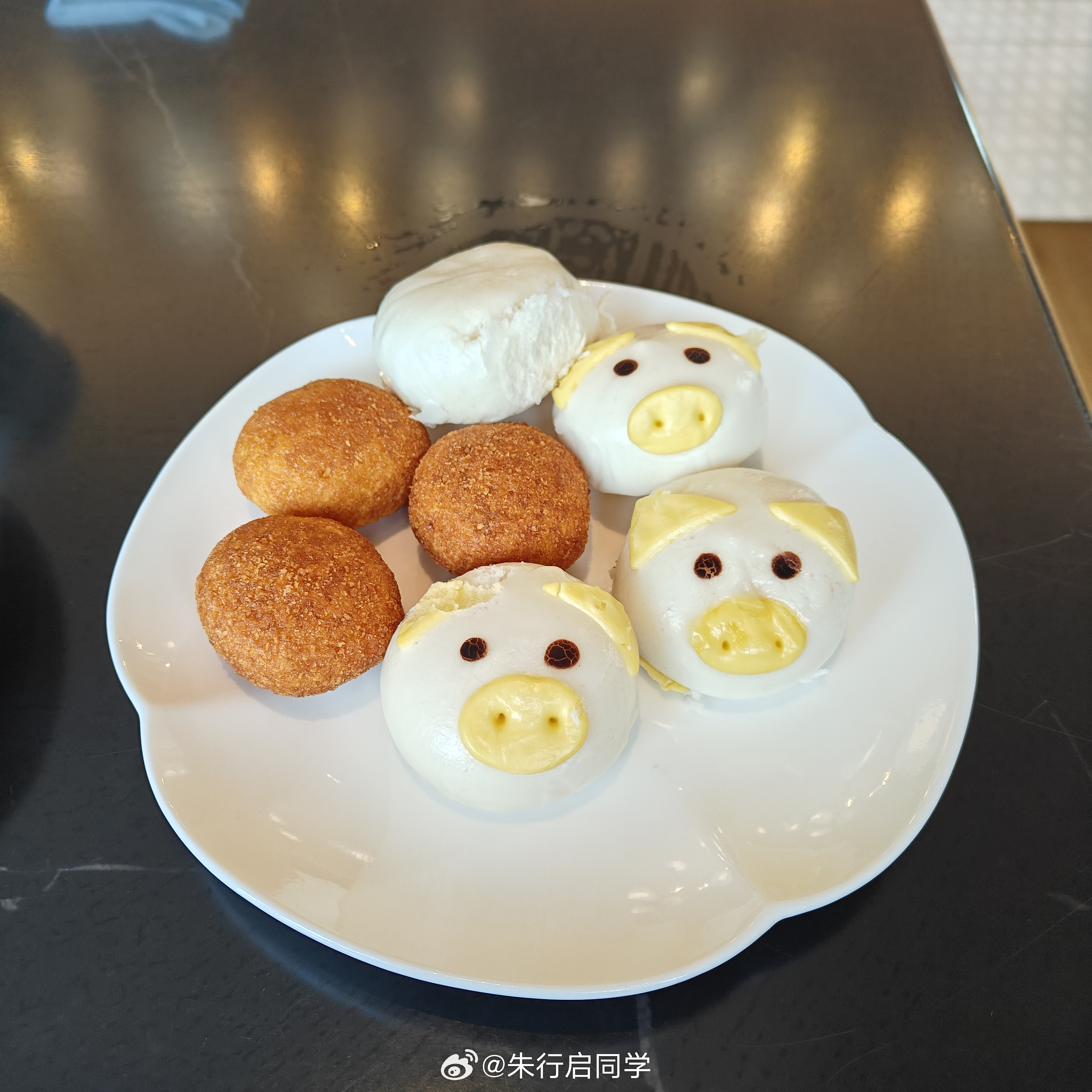 到酒店吃个早餐先晚点再去市区逛逛这个🐷头造型的蛋黄包子味道还是挺好吃的[馋嘴]