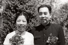 1956年的一天，中南海。邓颖超的腰扭得下不了床，名医名方试了个遍，愣是不见好。