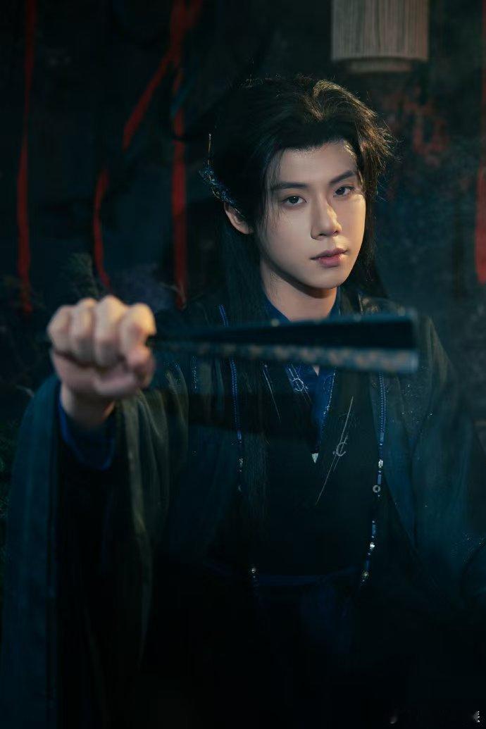 周奇魅魔上身 周奇这古装打扮，好似魅魔附身。长发束起，气质清冷又魅惑，眼神勾人得