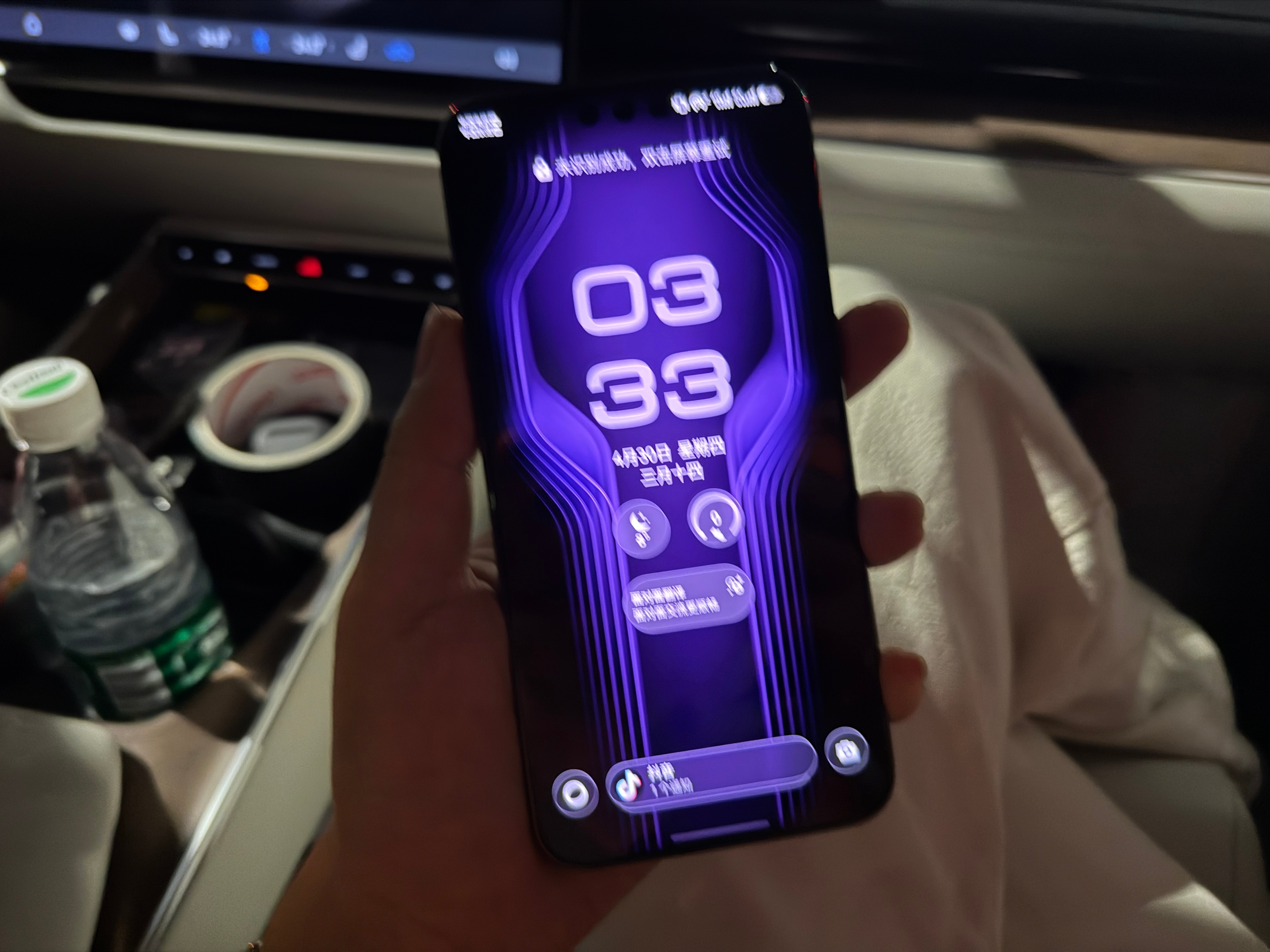 唉，真的辛苦啊。我们结束拍摄感觉累屁了，回来路上看到一条街的商贩灯火通明，对他们