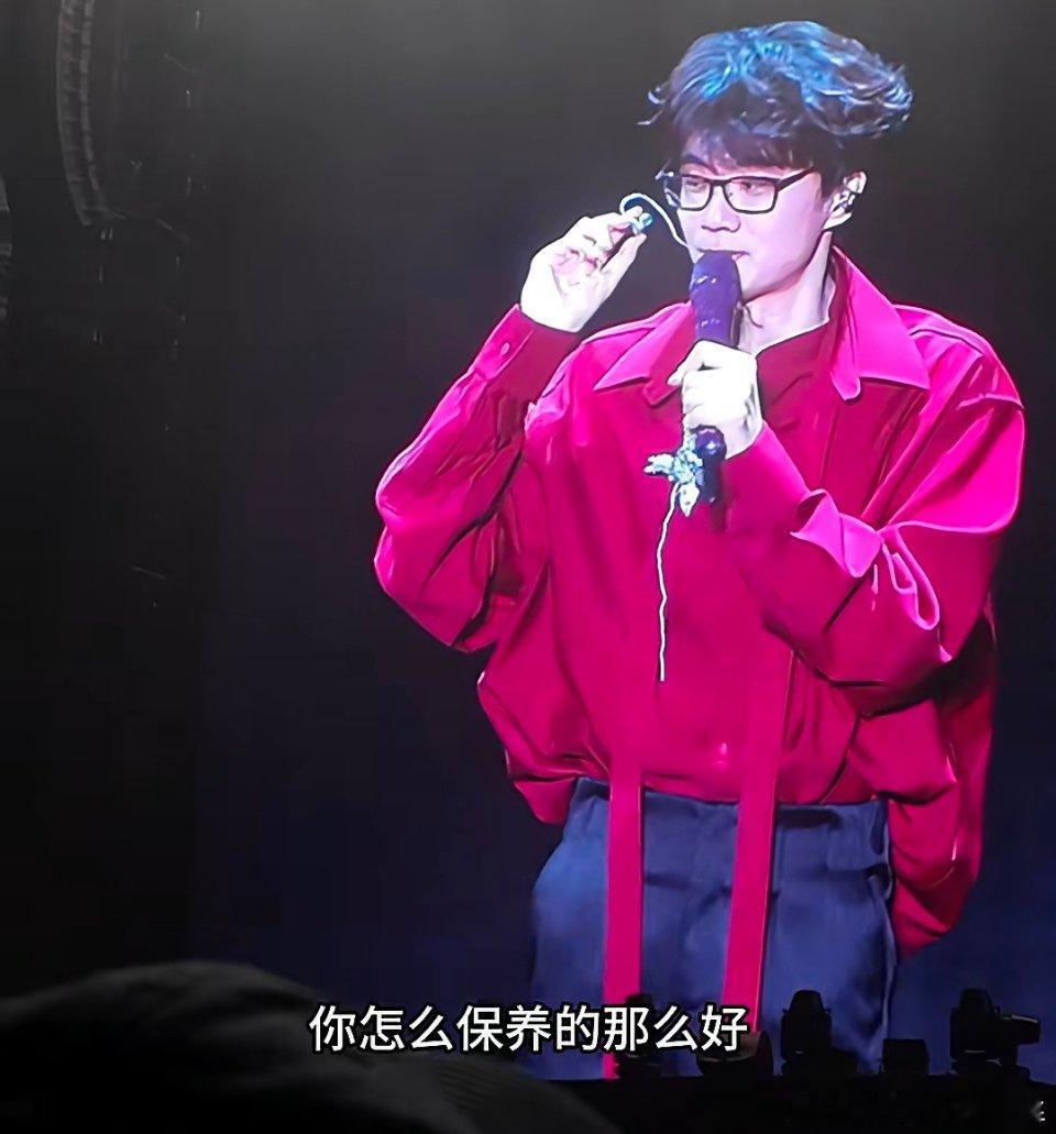 从小时候就一直听许嵩的歌，我长大了他还是一点儿都不显老。 ​​​