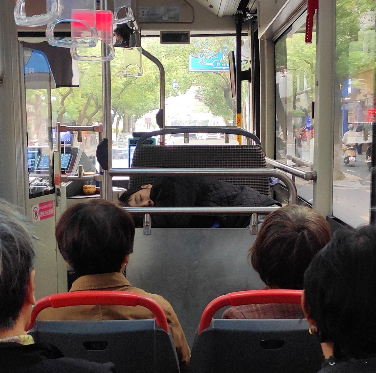 （原创）倦与卷
早上七点多，绿色出行，正赶上上学高峰。车上稍小的孩子都由老人在带