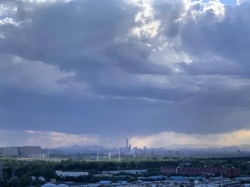 北京这天气简直太任性，一天之内下了两波雪！截至18时，全市平均降雪量0.4毫米，