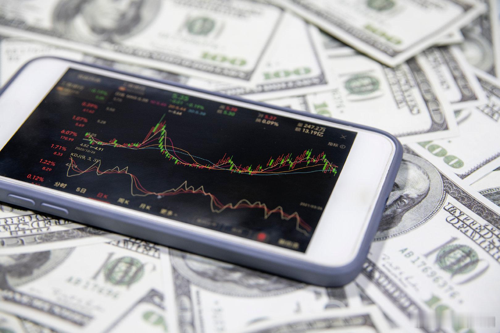 【华尔街纷纷担忧美股顶部崩盘，美股或在下月进入痛苦盘整】4月24日，美股自3月低