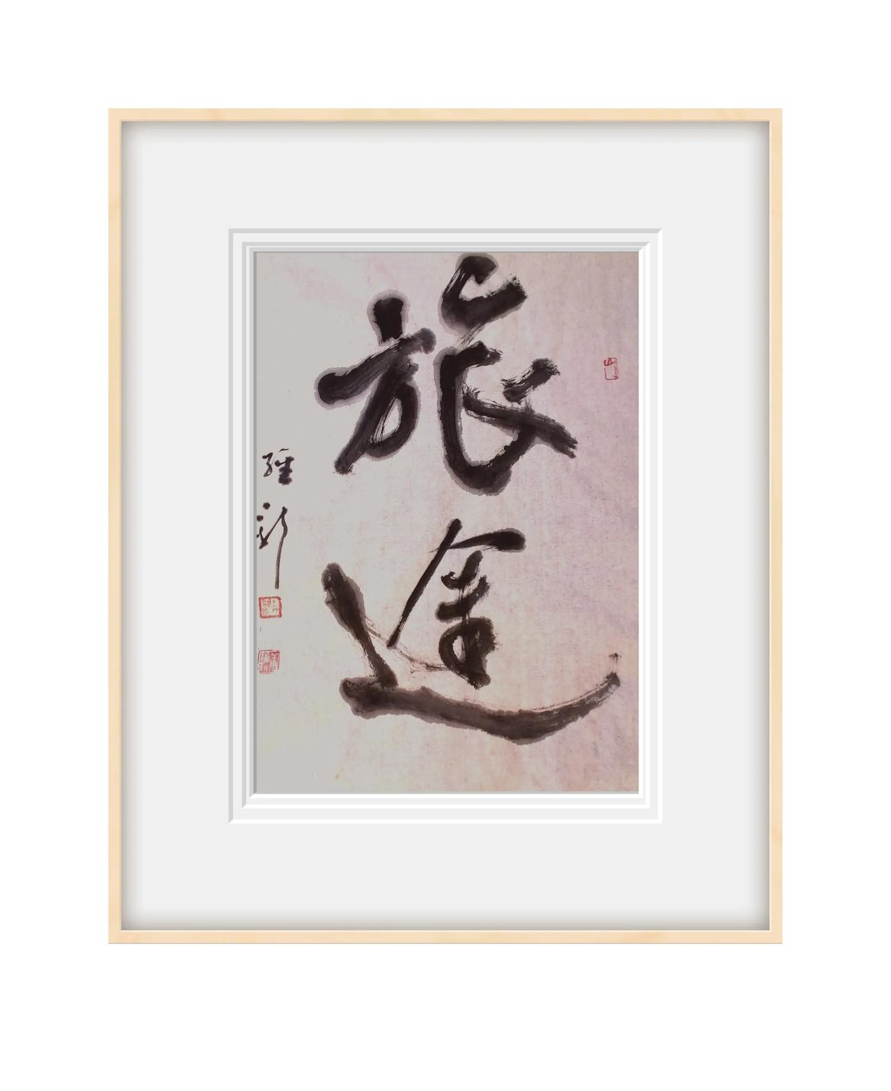 我们驾车驶入皖山皖水，沿乡间大道前行。沿途青山绿水如画卷般展开，道路平坦宽阔，是