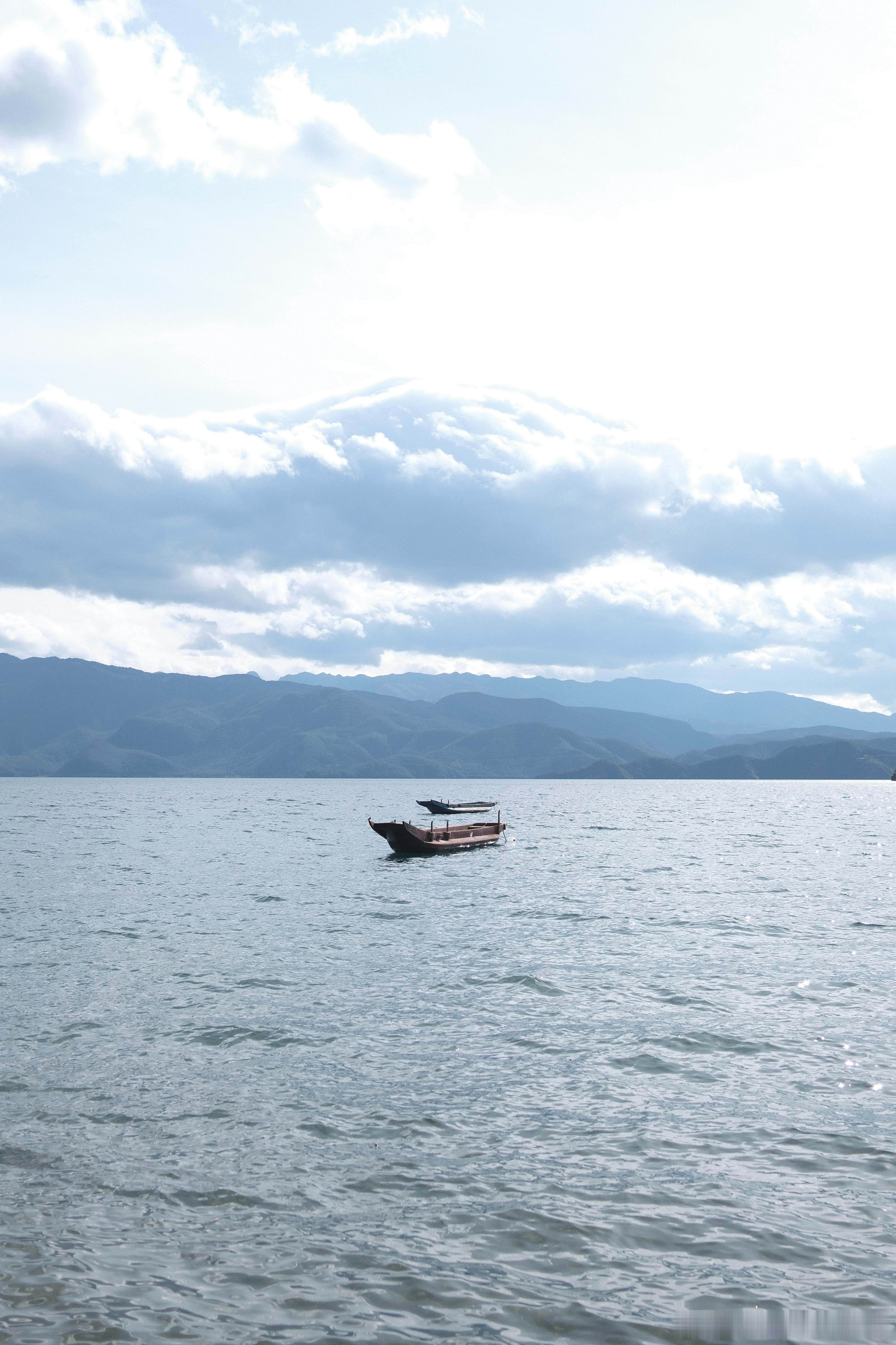 泸沽湖挺神奇的，一半在四川一半在云南。去了泸沽湖环了一圈，苹果手机的IP从云南跳
