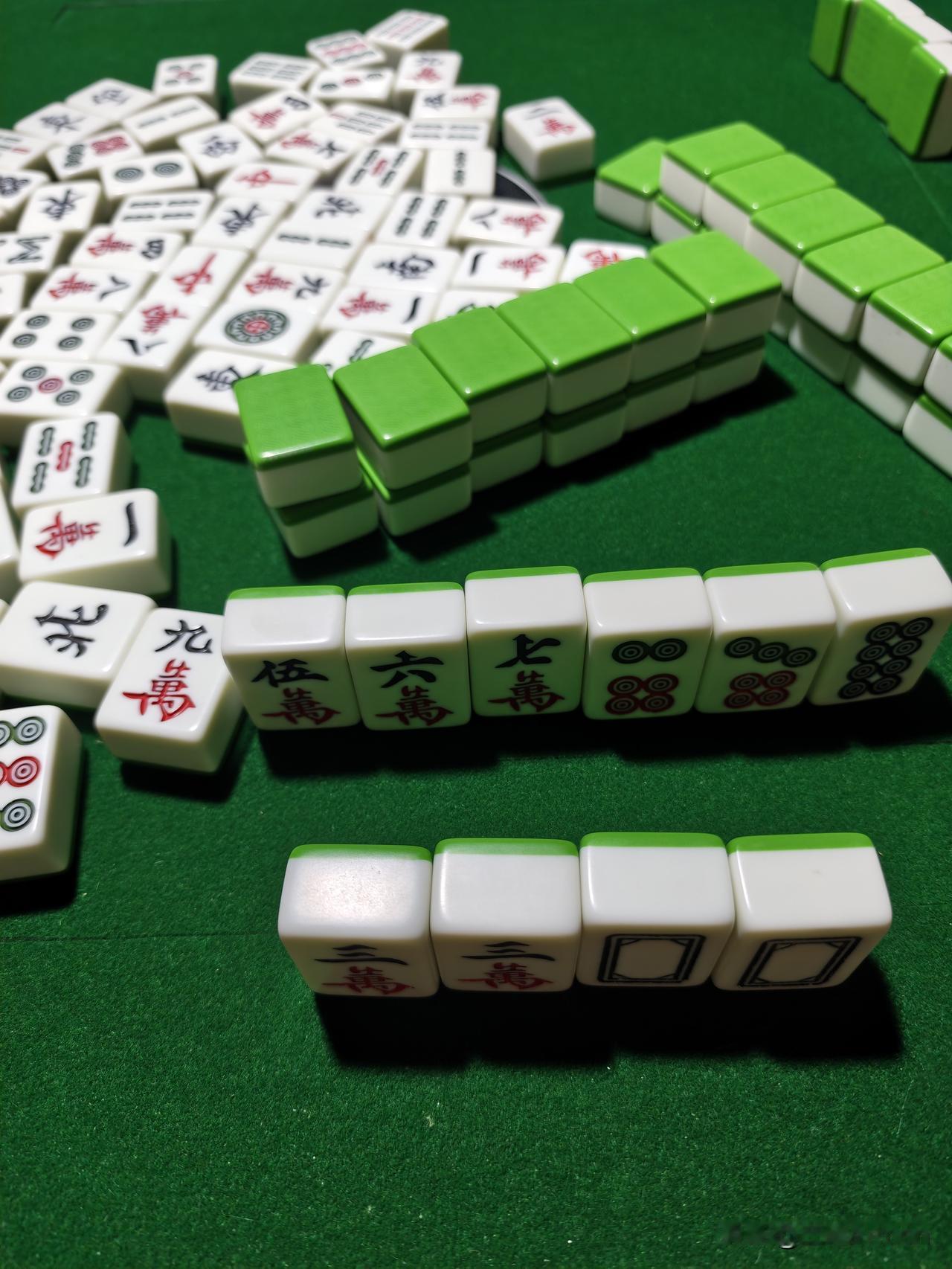 吃完晚饭，凑不齐四个人，三个人一块打个小麻将，感觉真不戳。

过年的氛围，就是这