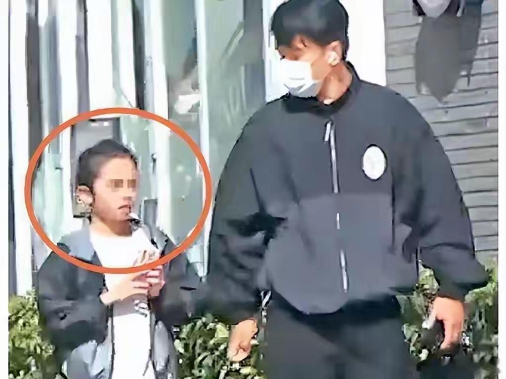 小糯米12岁近照曝光，身高快到1米7，父母陪伴巨大差距看着心酸 