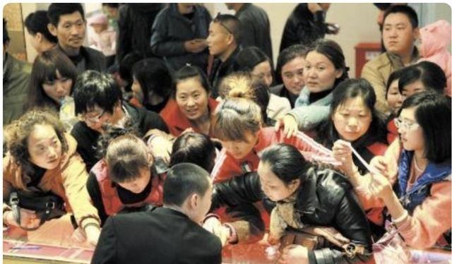 大家有没有发现，历史真的会惊人地相似！2013年黄金一暴跌，大妈们就扎堆去抢，觉