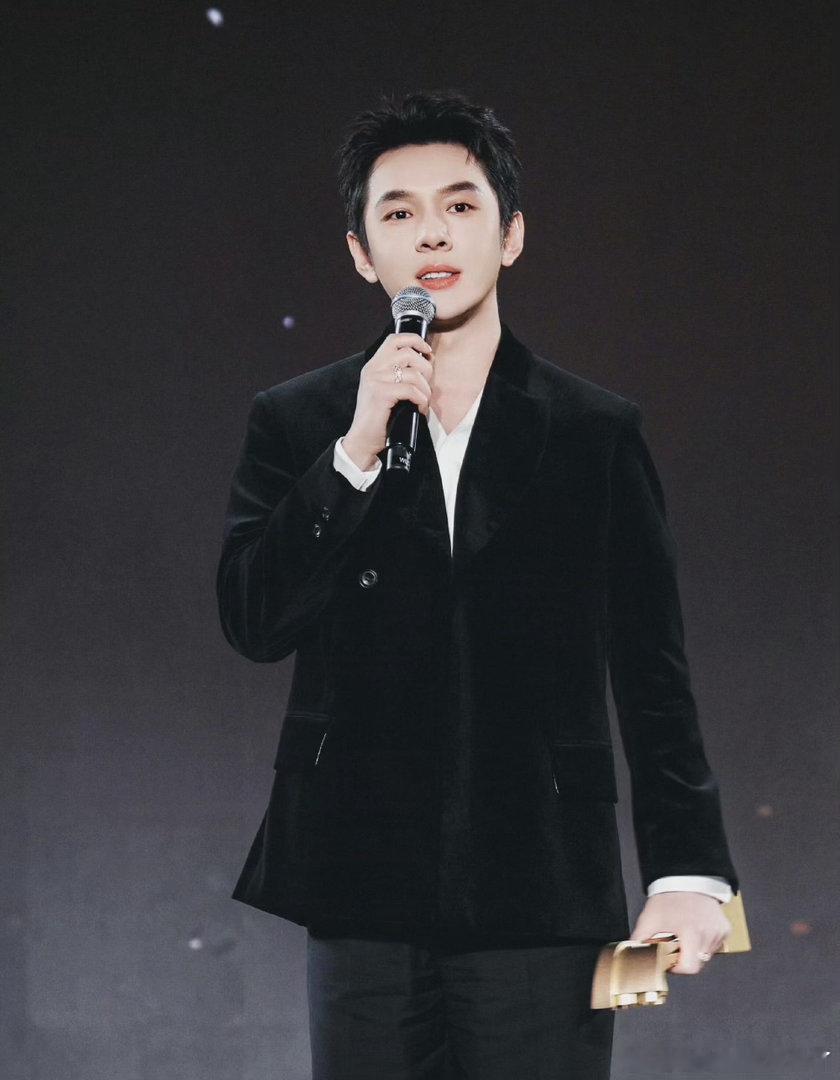 李佳琦尚雯婕老两口组合李佳琦尚雯婕两人看着这么潮流时尚的两个人，一个爱穿秋裤，一