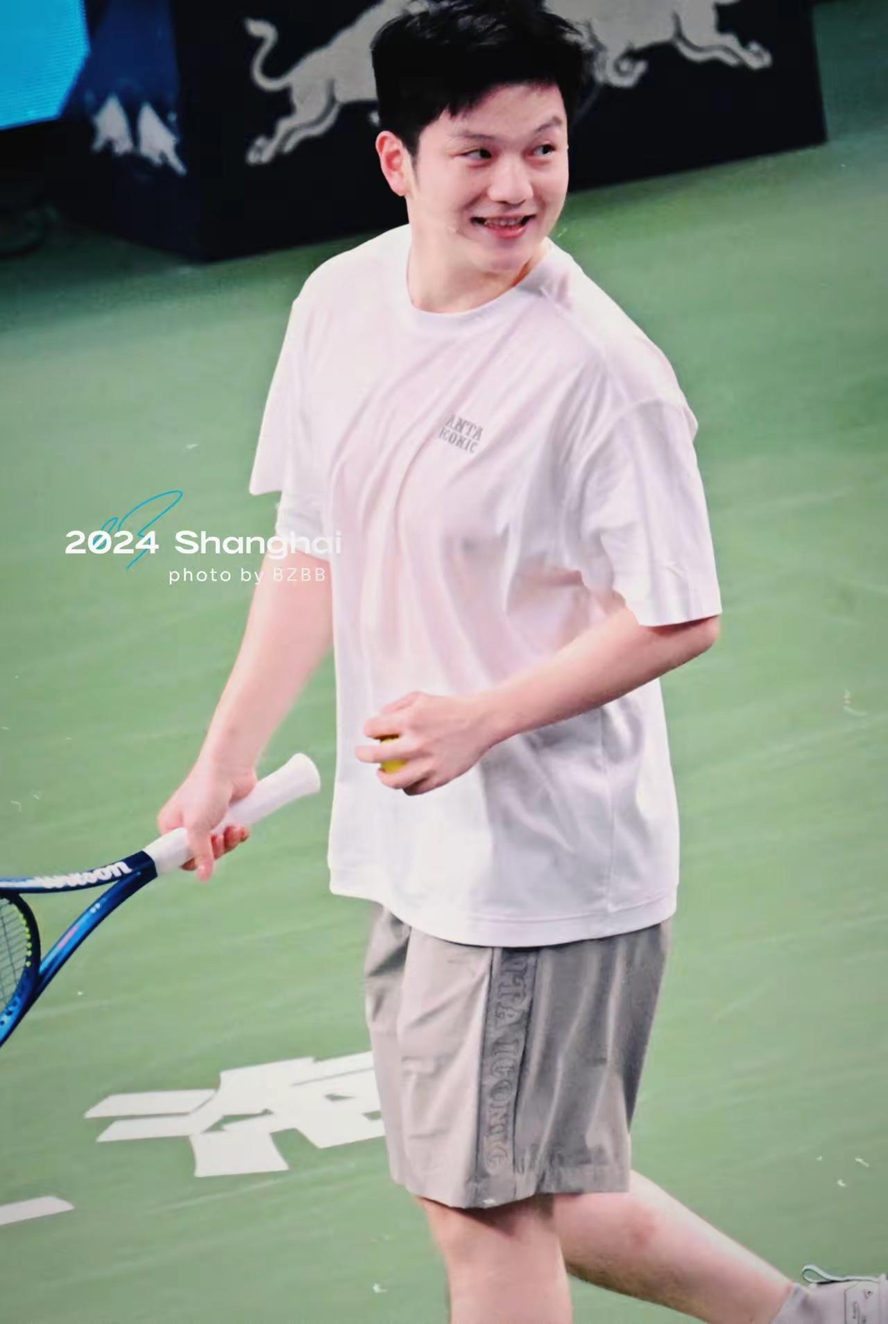 樊振东，再次单穿白T进行运动好不好[大笑]
不要叠穿！不要叠穿[大笑]
就像20