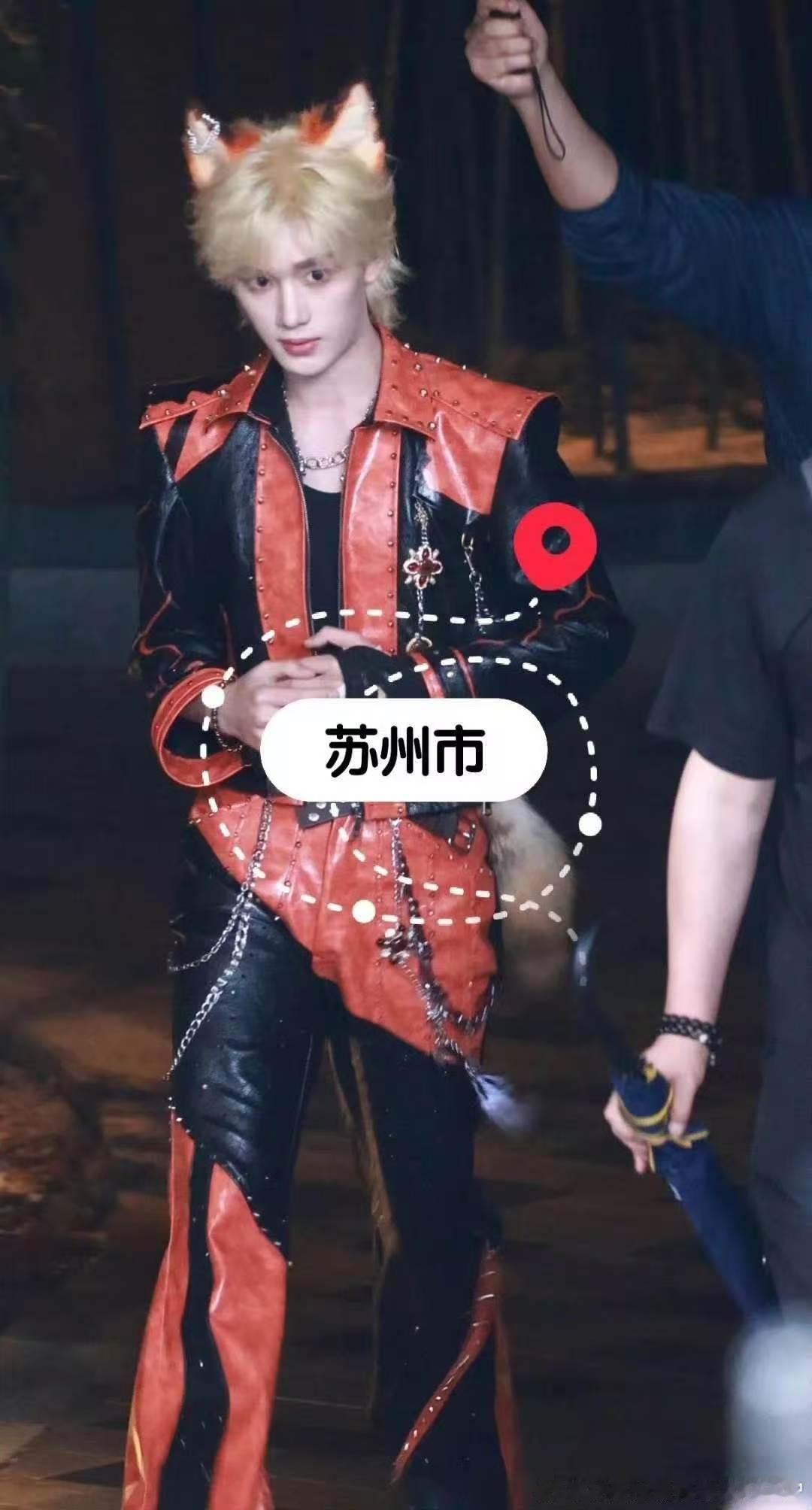 丁程鑫露出本体开推路透里丁程鑫狐狸造型细节满满，头上狐耳搭配身后长尾，走路时尾巴