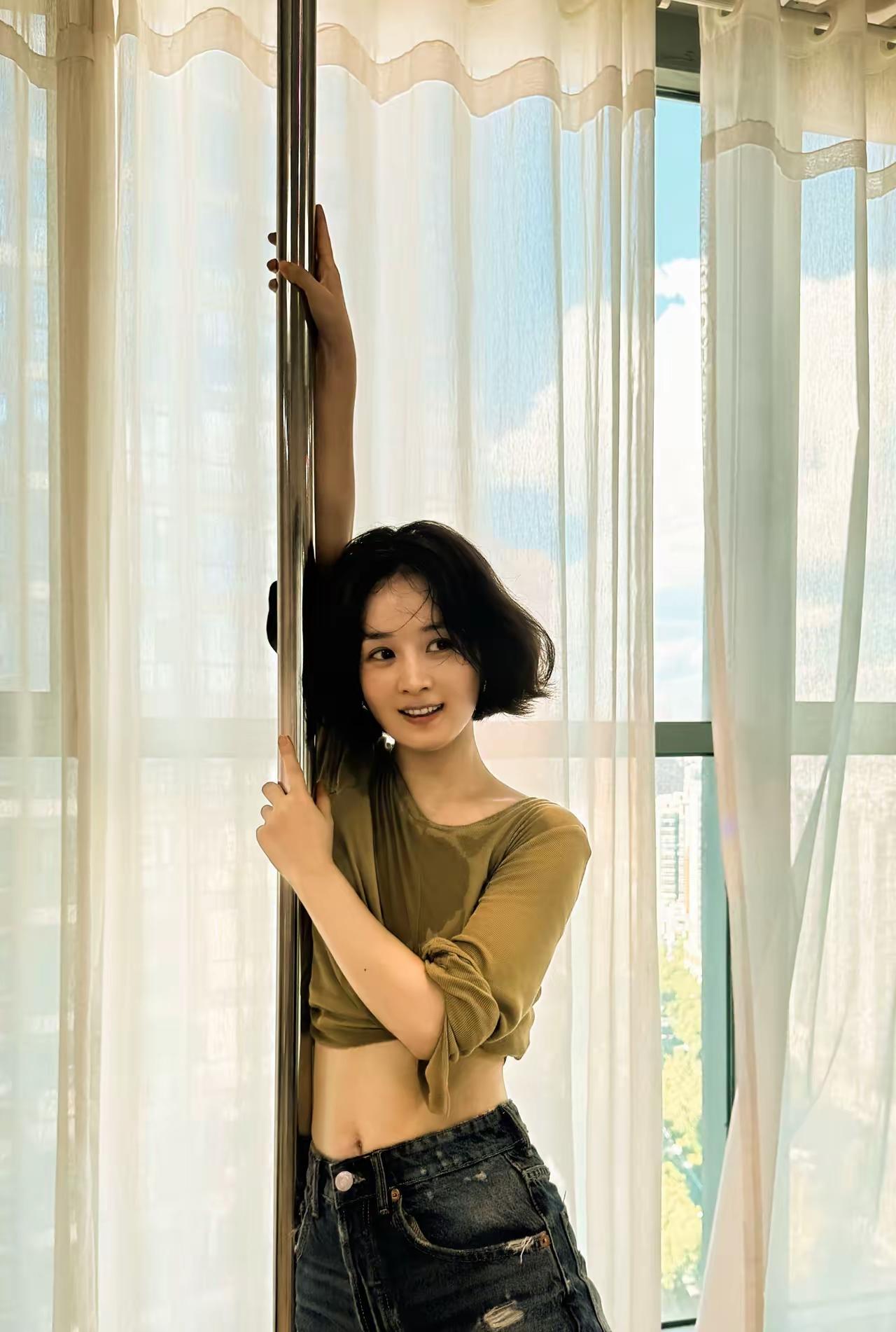[抠鼻]刀姐…这么勤奋吗？连“钢管舞”都练🉐如此认真[笑哭][笑哭][笑哭]