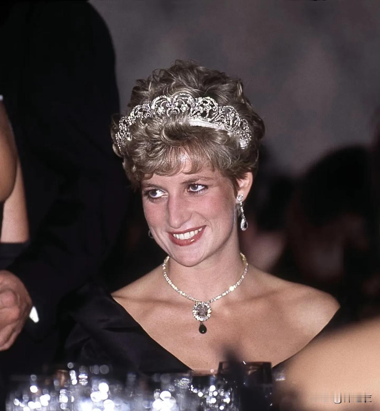 英国王室珠宝不属于个人，是王室共同财产，代代传承。珠宝平时都有专人管理，登记造册