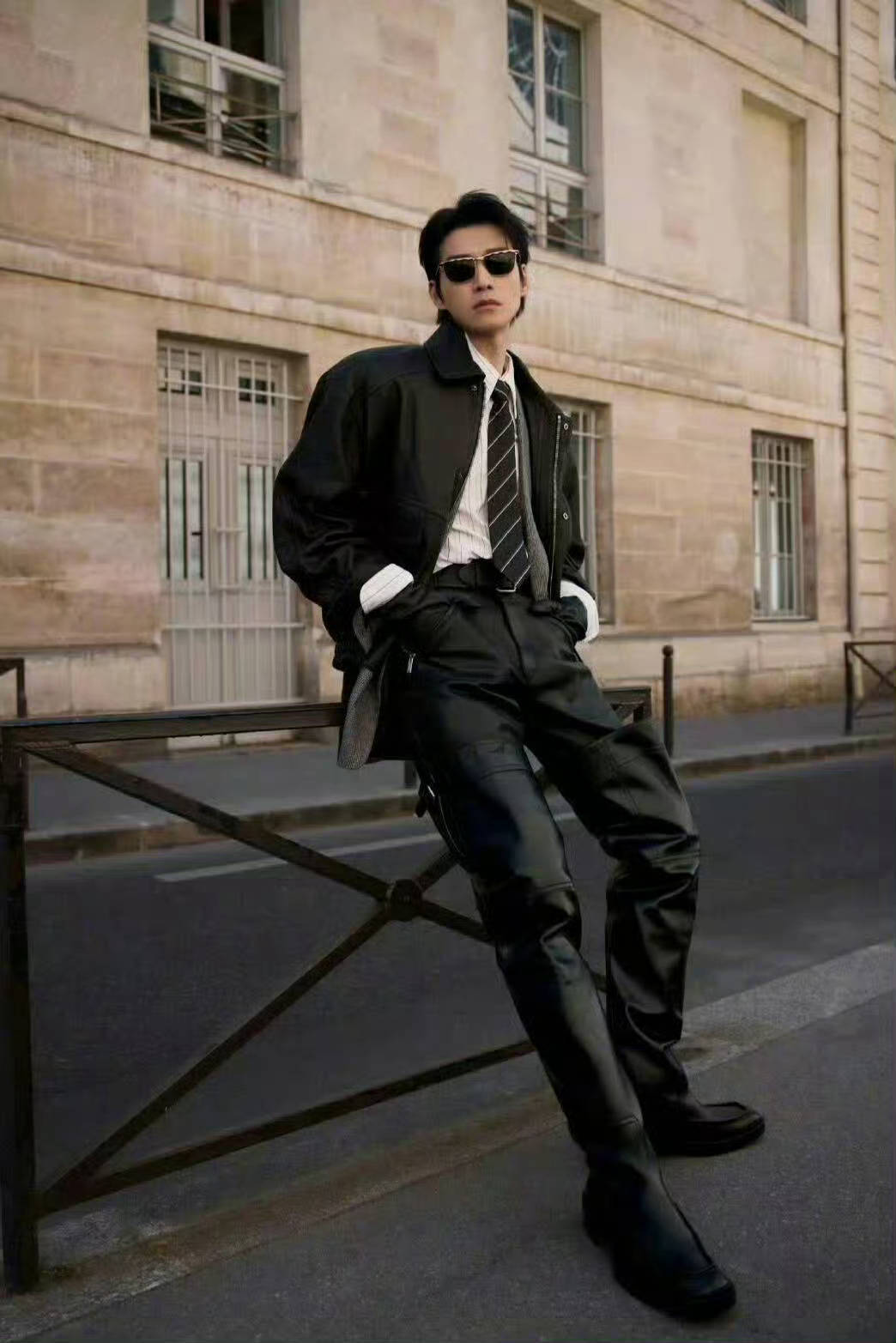 魏大勋即将出席Saint Laurent巴黎时装周大秀，四次受邀三次出席，YSL