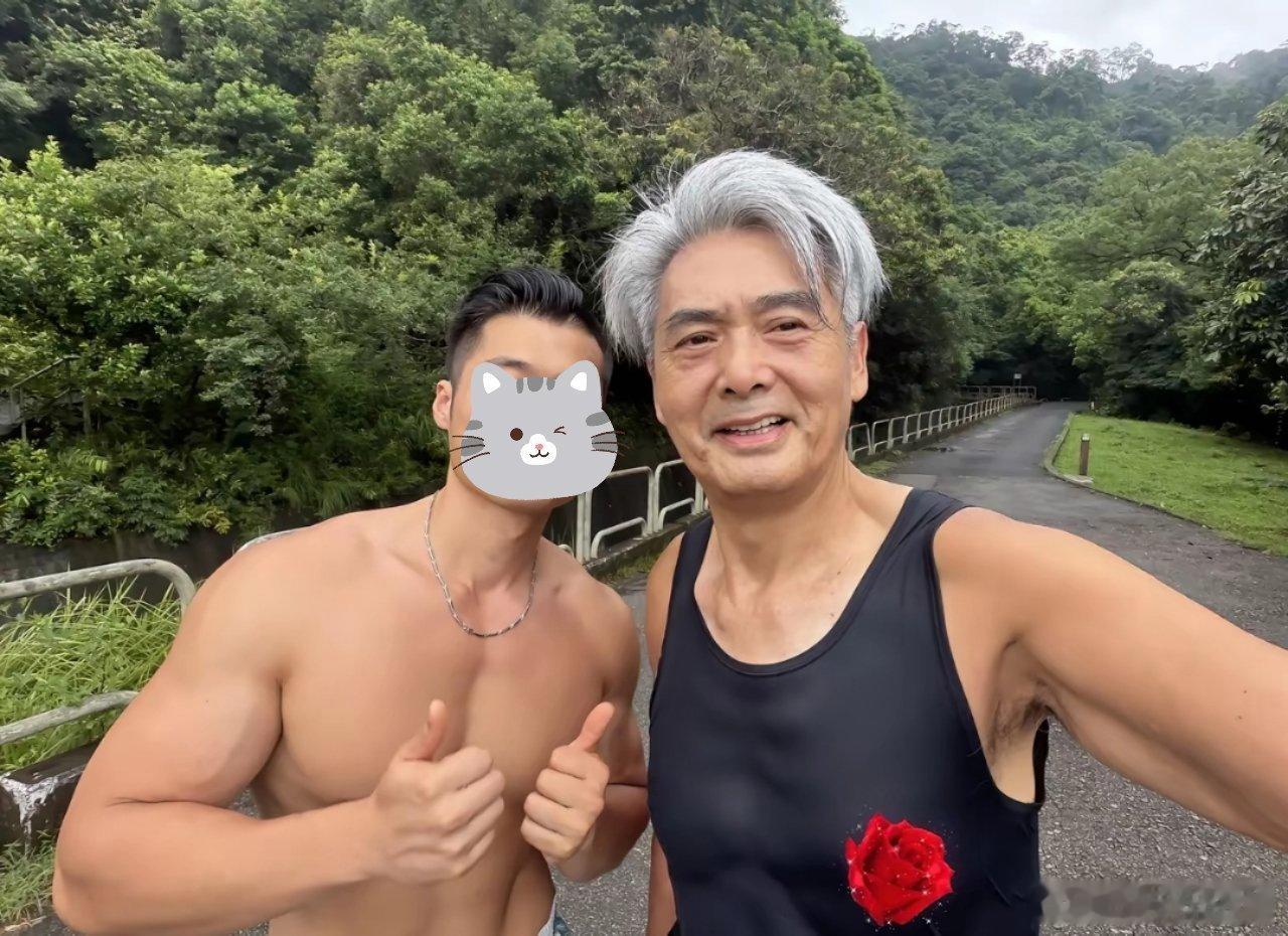 71岁周润发在香港山上跑步被偶遇，他穿着一身黑衣，大汗淋漓，整个人看起来精气神饱