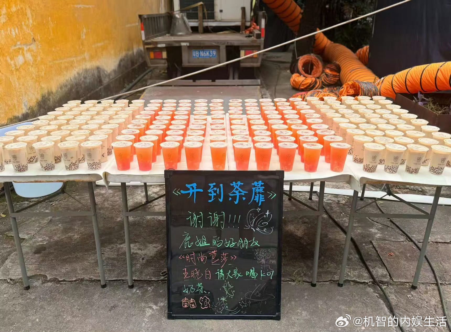 时尚圈的大佬给电视剧剧组应援好像并不常见吧？时尚芭莎主编王晓白为鹿鹿的开到荼蘼应