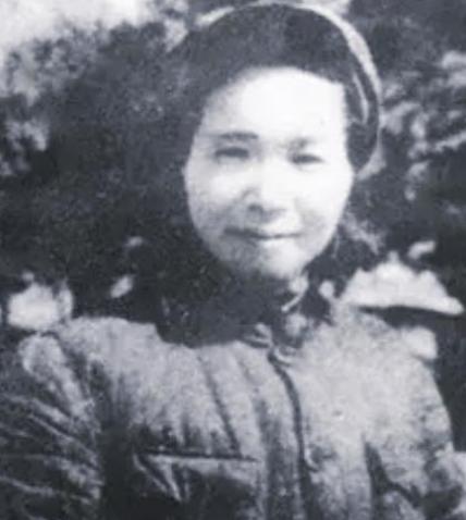 长征路上，一身高不到一米四的女兵背着一个成年男子，翻了整整两座山，23年后，两人