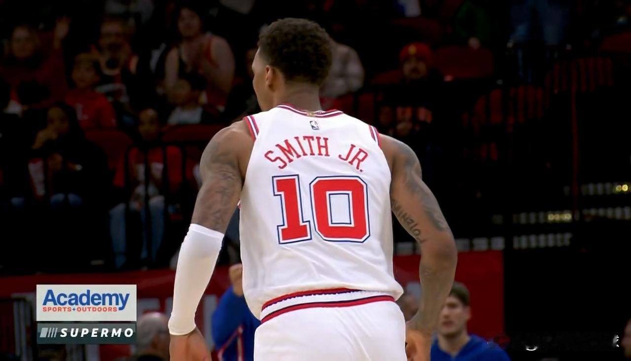 火箭大将小史密斯真是彻底的爆发了！在今天火箭主场迎战鹈鹕的比赛中，目前双方半场战