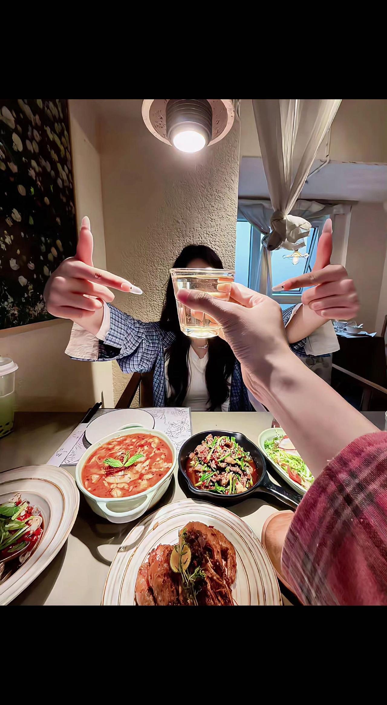 ✨碰杯的瞬间，食物在灯光下会呼吸🍽️。和你浪费的时光，都是生活的糖🍬。