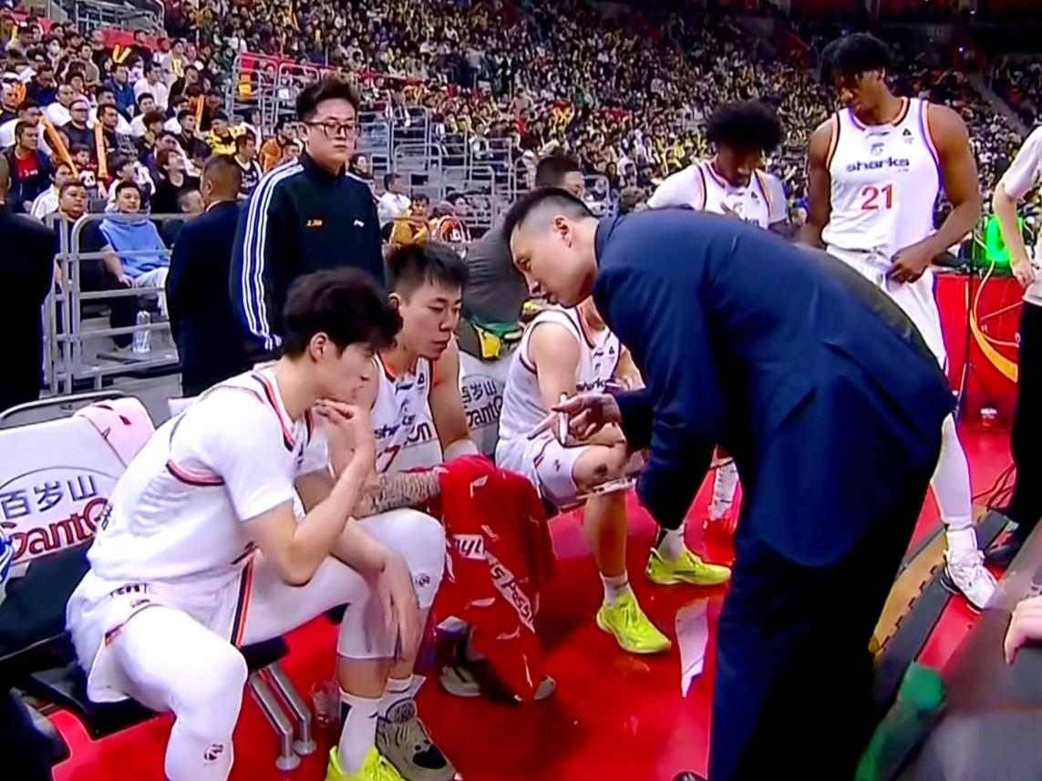 CBA榜首之战，上海男篮越来越有冠军相了

上海男篮这个赛季能否获得总冠军，广东