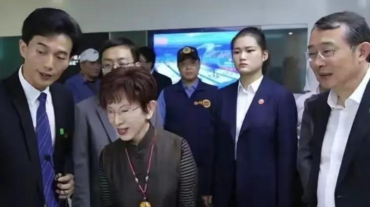 洪秀柱到访深圳，后面的女保镖刷屏了。她全程跟随，眼观六路，耳听八方，确实有那种不