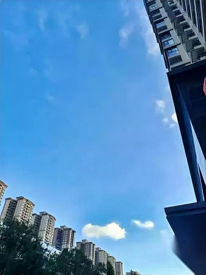公司终于说降薪了。

这俩月大家都攥着心等信儿，

直到领导那句“公司难”，咱们