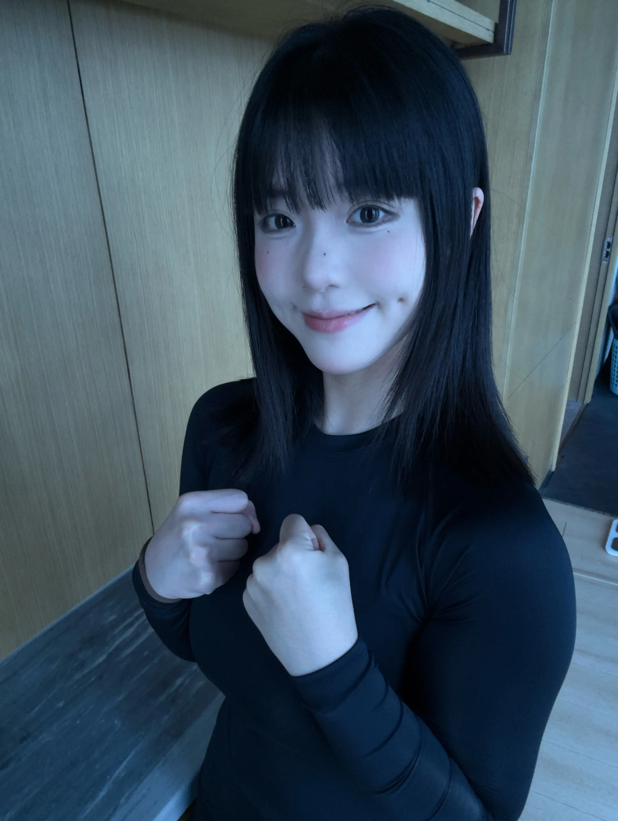你怎么牵我手？！